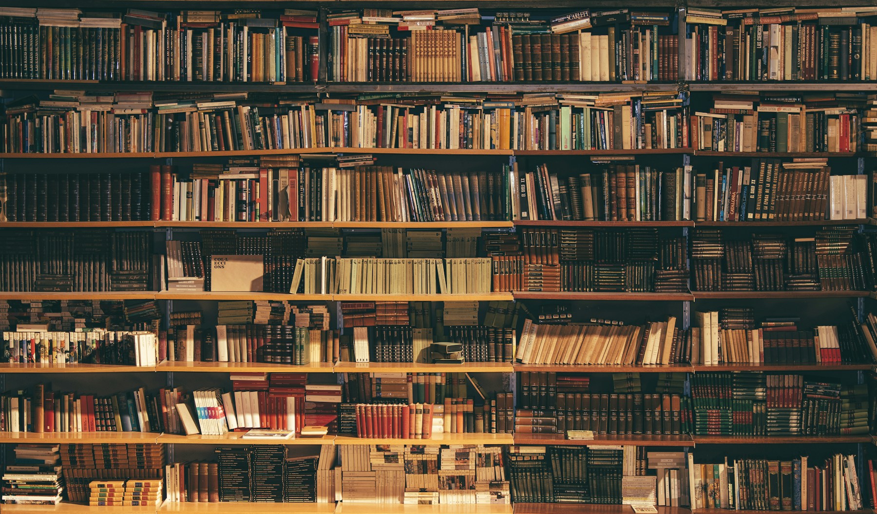 Koleksi buku di perpustakaan